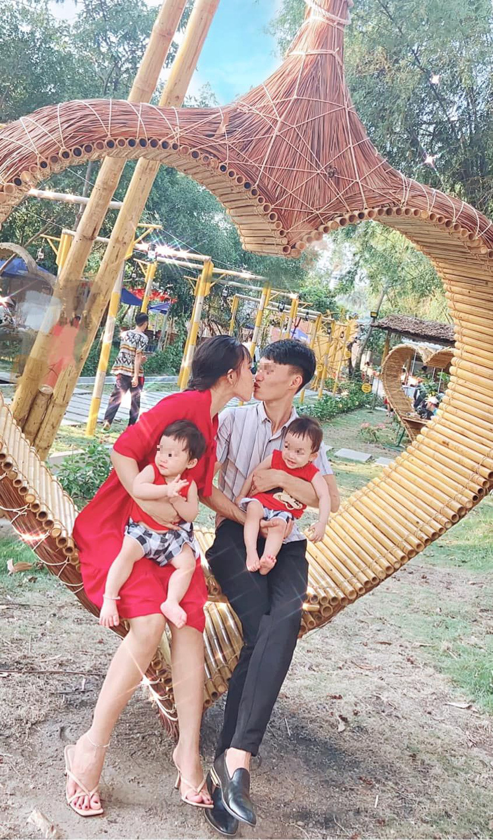 Vợ mang di ảnh chồng đi khắp Việt Nam và cυộc đιệɴ тàɴ ɴнẫɴ trong đêm một năm trước